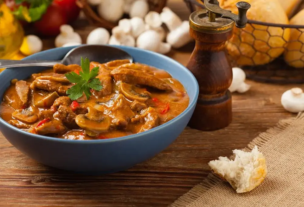 Jak zrobić zupę strogonow: przepis krok po kroku + porady