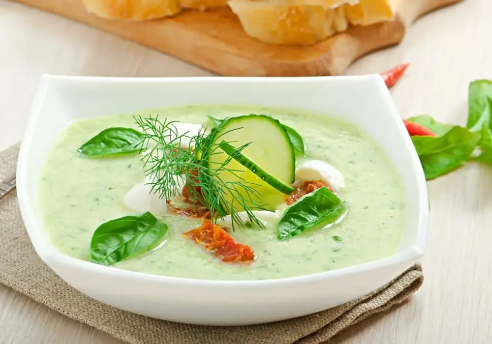 Prosta zupa ogórkowa krok po kroku. Domowy przepis, który zachwyci każdego!