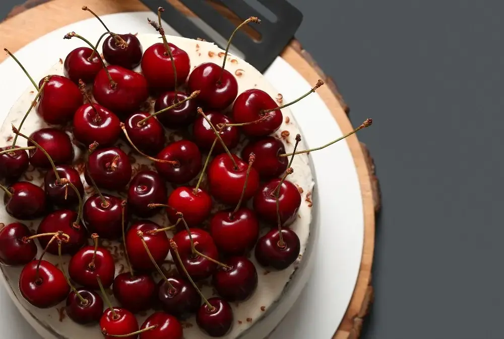 Kruche ciasto z wiśniami: Letni smak zamknięty w cieście. Spróbuj tego!