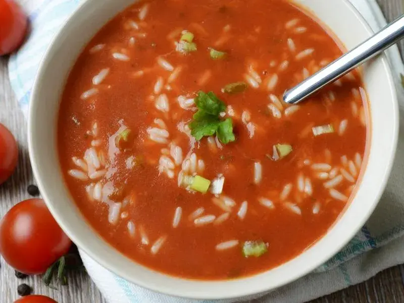 Prosta zupa pomidorowa z ryżem krok po kroku. Pyszny przepis dla każdego!