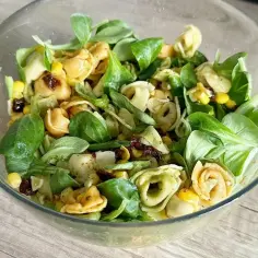 Jak zrobić sałatkę z tortellini - prosty przepis na idealną imprezową przekąskę