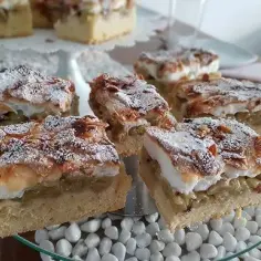 Ciasto z agrestem i bezą: Kwaskowata słodycz na talerzu. Orzeźwia!