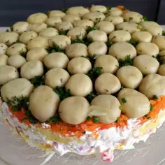 Jak zrobić efektowną sałatkę jak tort: przepis na udane przyjęcie