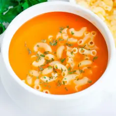 Pyszna zupa pomidorowa ze świeżych pomidorów. Prosty przepis krok po kroku