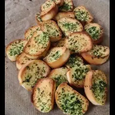 Chrupiące grzanki czosnkowe do zupy. Prosty przepis krok po kroku bez porażki