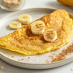 Jak zrobić puszysty omlet bananowy owsiany? Przedstawiamy przepis