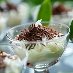 Krem kokosowy z mascarpone i białą czekoladą: Deser bez pieczenia