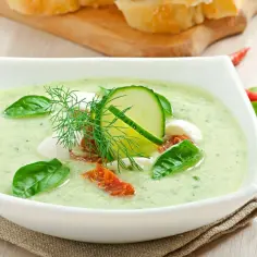 Prosta zupa ogórkowa krok po kroku. Domowy przepis, który zachwyci każdego!
