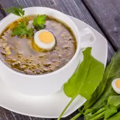 Pyszna zupa szczawiowa krok po kroku. Prosty przepis, który zachwyci każdego