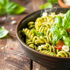 Makaron z pesto i fetą: łatwe włoskie smaki w 10 minut dla zapracowanych