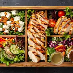 9 pomysłów na zdrowy posiłek w lunch boxie - sałatka idealna