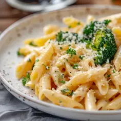 Przepyszne comfort food: Makaron z brokułami i kremowym serem topionym