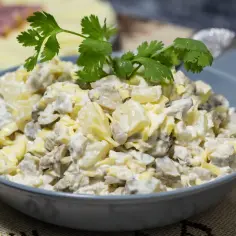 Najlepsza sałatka z pieczarek: prosty przepis krok po kroku + wskazówki