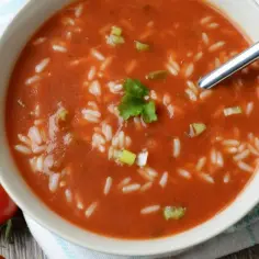 Prosta zupa pomidorowa z ryżem krok po kroku. Pyszny przepis dla każdego!