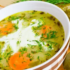 Co dodać do zupy ogórkowej? 10 składników dla lepszego smaku