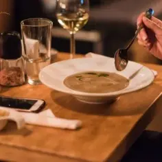 Idealne wino do zupy cebulowej. Poznaj sekrety mistrzowskiego doboru