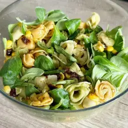 Jak zrobić sałatkę z tortellini - prosty przepis na idealną imprezową przekąskę
