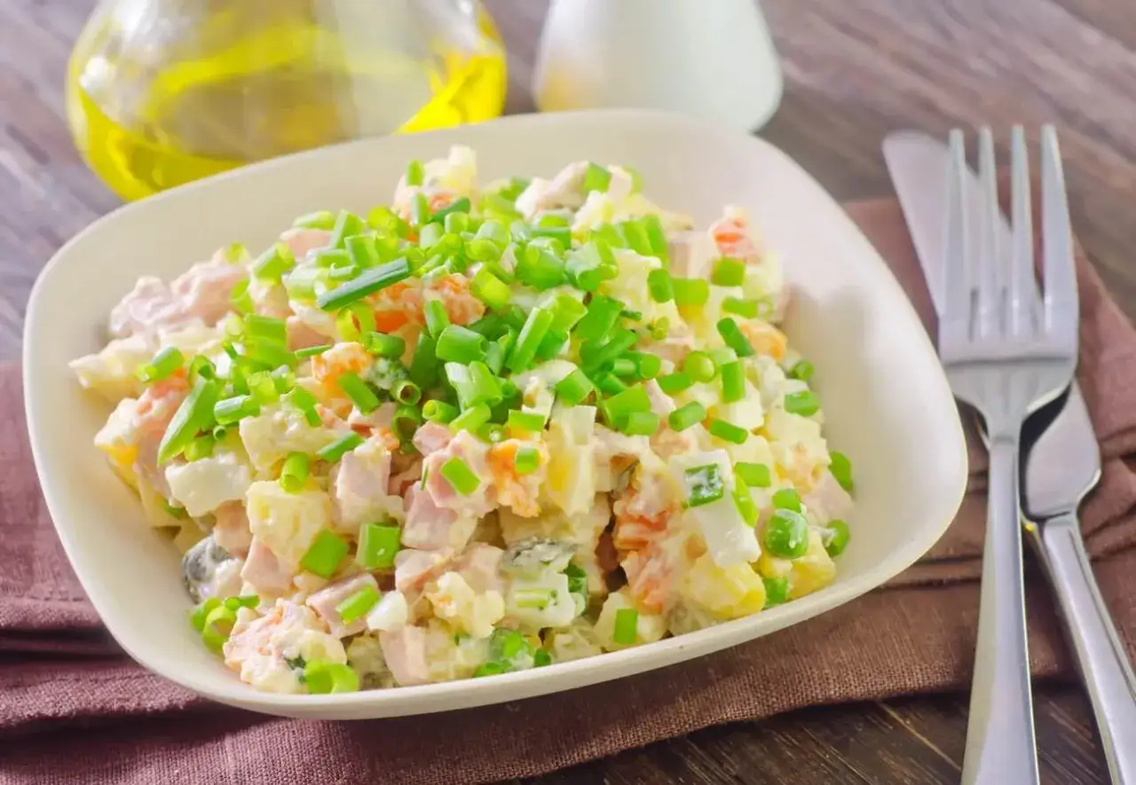 Zdjęcie Ile kcal ma sałatka jarzynowa z majonezem? Zaskakujące wartości odżywcze!