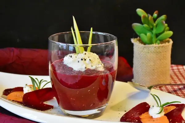 Prosta zupa botwinkowa krok po kroku. Pyszny przepis bez zbędnego zachodu!